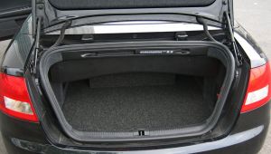 Subwoofergehäuse im Kofferraum vom Audi A4 B7 Carbio