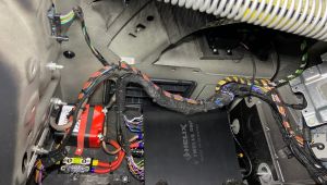Helix V-Tvwelve im Kofferraumseitenteil vom BMW F10 verbaut mit Lifepo Batterie