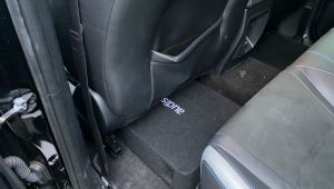Audison APBX 8R unter dem Fahrersitz im Ford Ranger