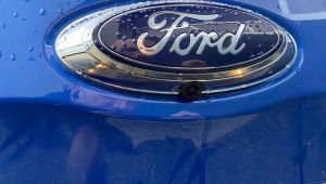 Nachgerüstete Rückfahrkamera im Ford Ranger im Ford Logo