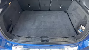 Mercedes GLA AMG Kofferraum mit unsichtbarem Subwoofer