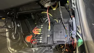 Mercedes GLC Hybrid Helix Subwoofer im Beifahrerfußraum