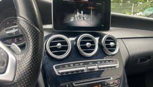 Mercedes W205 Comand Monitor im Armaturenbrett
