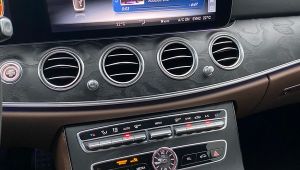 Mercedes W213 Comand Monitor und Mittelkonsole