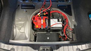 Helix M ONE X neben der Batterie im BMW F10 eingebau