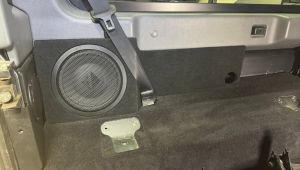 Landrover Defender 90 Helix IK8 Bassreflex Subwoofer im Seitenteil neben dem Sitz