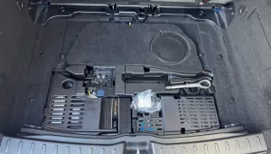 Mercedes GLA AMG Bassreflex Subwoofer versteckt in der Kofferraummulde als Burmester Upgrade