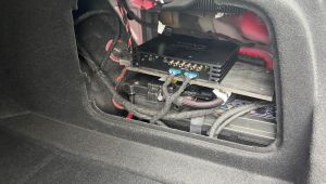 Alfa Gulia Helix V eight im Kofferraumseitenteil integriert