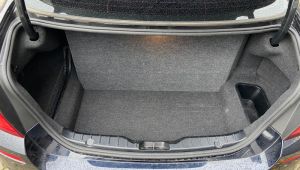 Kofferraum vom BMW F10 mit verkleidetem Bandpass Subwoofergehäuse von oben