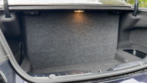 Kofferraum vom BMW F10 mit verkleidetem Bandpass Subwoofergehäuse
