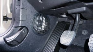 BMW Z4 E89 Fußraum Fahrerseite mit neuem Exact! Audio Woofer