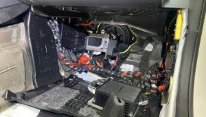 Mercedes W213 Gladen Subwoofer und Mosconi Pico Verstärker im Fußraum Beifahrerseite