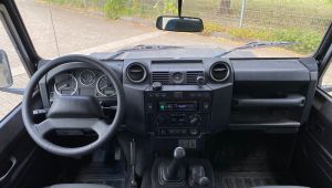Landrover Defender 90 Innenraum mit Alpine Radio und Lautsprecheraufnahmen auf dem Armaturenbrett