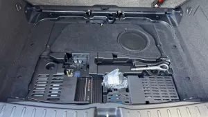 Mercedes GLA AMG Bassreflex Subwoofer versteckt in der Kofferraummulde mit Match UP10 DSP Verstärker