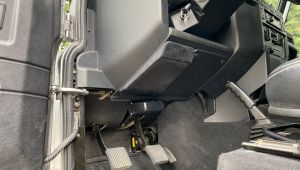 Landrover Defender 90 Innenraum mit Tieftöner unterm Armaturenbrett