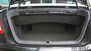 Subwoofergehäuse im Kofferraum vom Audi A4 B7 Carbio