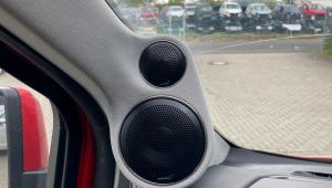 Ford Transit Custom mit Audiofrog Lautsprechern in der A-Säule