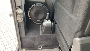 Landrover Defender 90 Audison Prima Bassreflex Subwoofer im Kofferraum Seitenteil