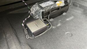 Mercedes CLA W117 Mosconi Pico Verstärker im Kofferraumboden