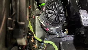 Mercedes GLC Hybrid Helix Subwoofer im Fahrerfahrerfußraum