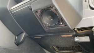 Landrover Defender 90 Innenraum mit Audison Prima AP5 Tieftöner unterm Armaturenbrett