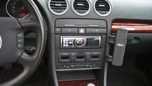 Audi A4 B7 Cabrio Armaturenbrett mitl Alpine 1 Din Radio