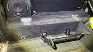 Landrover Defender 90 Audison Prima Bassreflex Subwoofer im Kofferraum Seitenteil