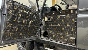 Landrover Defender 90 bei Wolf Car Hifi Fahrertür mit Dämmung