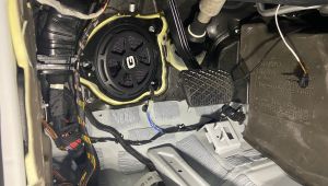 Mercedes W213 Gladen Subwoofer im Fußraum Fahrerseite